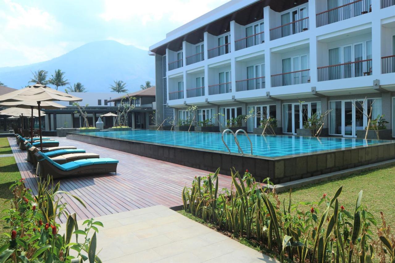 Hotel Santika Garut Buitenkant foto